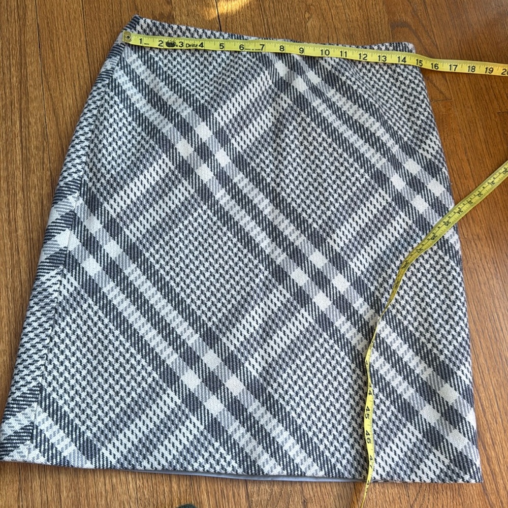 Ann Taylor size 4 pencil skirt. Gray and cream, lined and side zipper closure